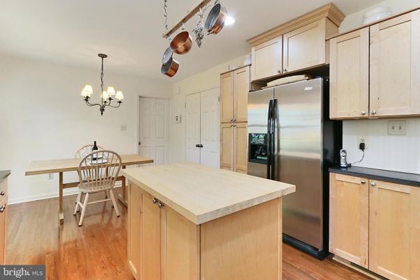 Chandelier, Dining room, Interior, Kitchen, Stainless Steel Appliances, Wood Texture Flooring