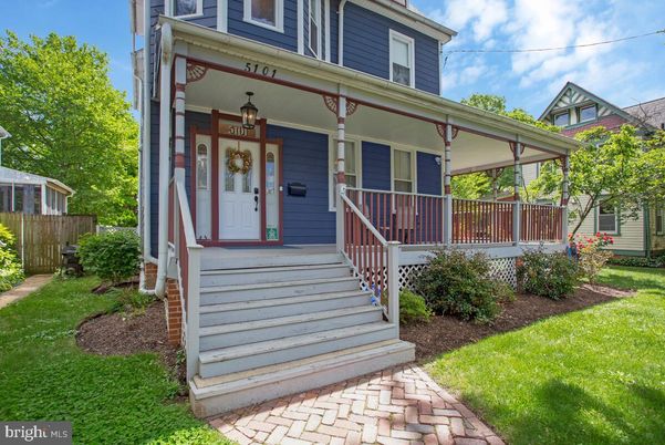 Exterior, Facade, American Foursquare