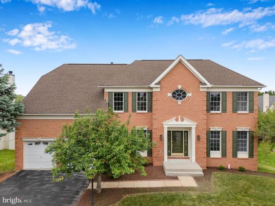 Attached, Exterior, Facade, Brick Facade, Georgian