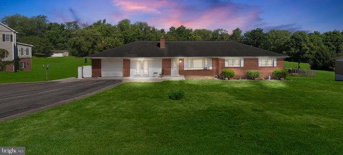 Attached, Exterior, Facade, Brick Facade, Ranch
