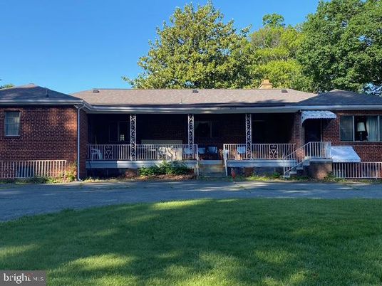 Backyard, Exterior, Facade, Brick Facade, Ranch