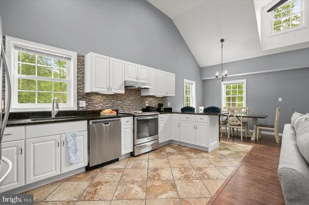 Dining room, Interior, Kitchen, Pendant Lights, Stainless Steel Appliances