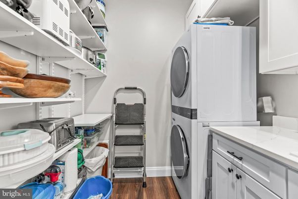 Interior, Utility Closets, Washer, Wood Texture Flooring