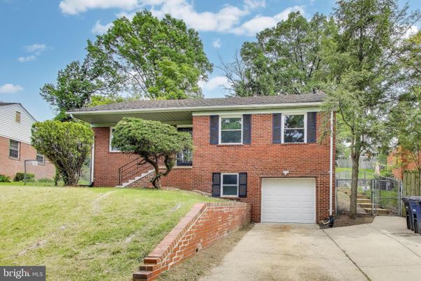 Attached, Exterior, Facade, Brick Facade, Raised Ranch