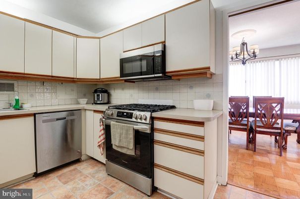 Chandelier, Dining room, Interior, Kitchen, Stainless Steel Appliances