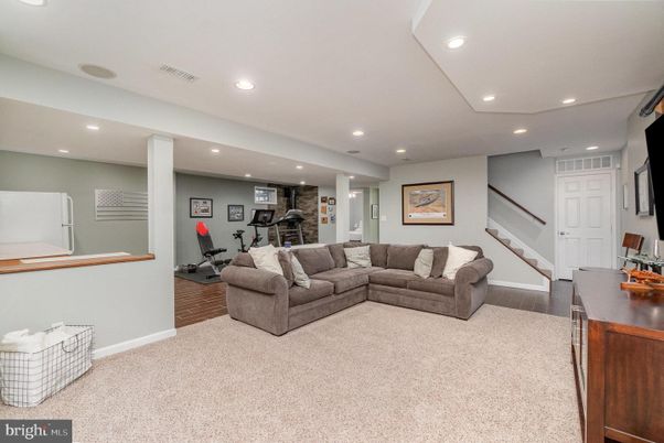 Fitness Equipment, Interior, Living room, Recessed Lighting, Wood Texture Flooring