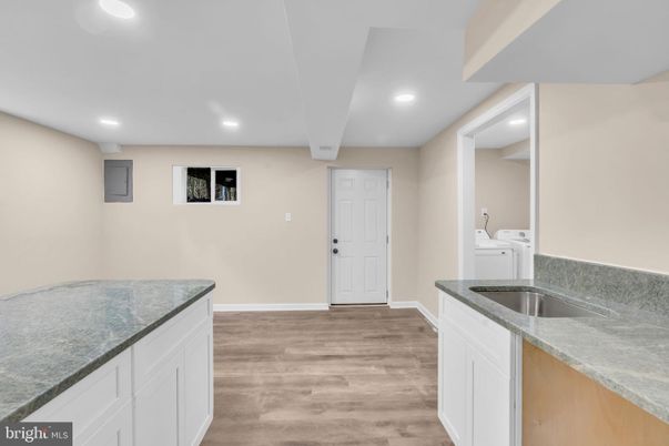Interior, Recessed Lighting, Washer, Wood Texture Flooring