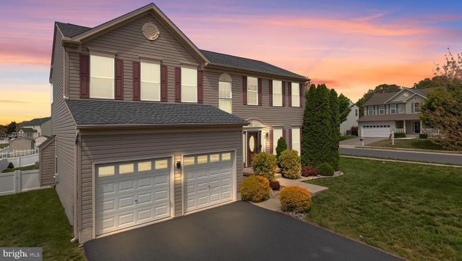 Attached, Exterior, Facade, Farmhouse