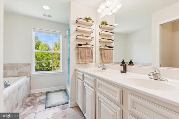 Bathroom, Dual Sink Vanities, Interior, Recessed Lighting