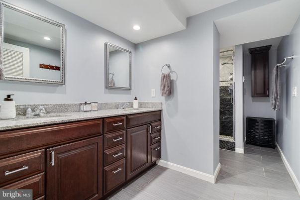 Bathroom, Dual Sink Vanities, Interior, Recessed Lighting