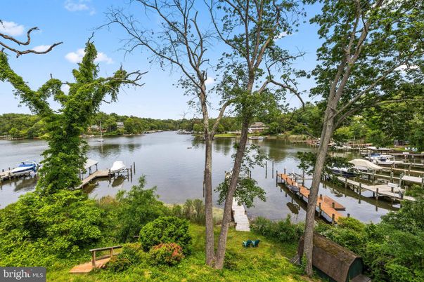 Exterior, Lake