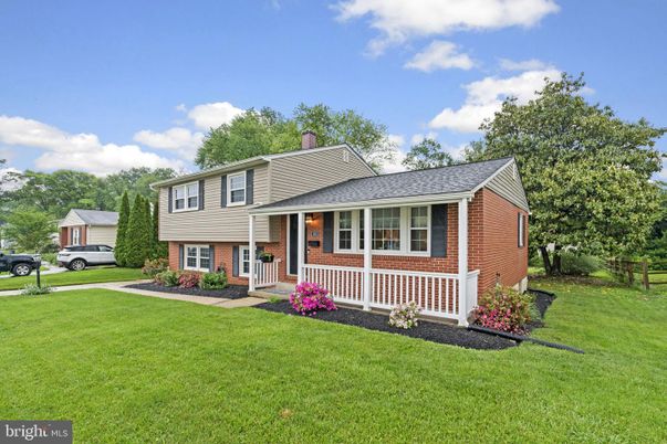 Attached, Exterior, Facade, Brick Facade, Raised Ranch