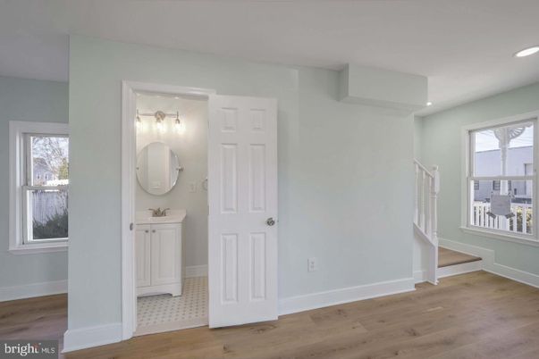Bathroom, Interior, Recessed Lighting, Wood Texture Flooring