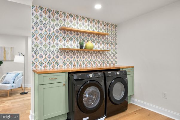 Interior, Recessed Lighting, Washer, Wood Texture Flooring