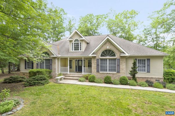 Exterior, Facade, Ranch