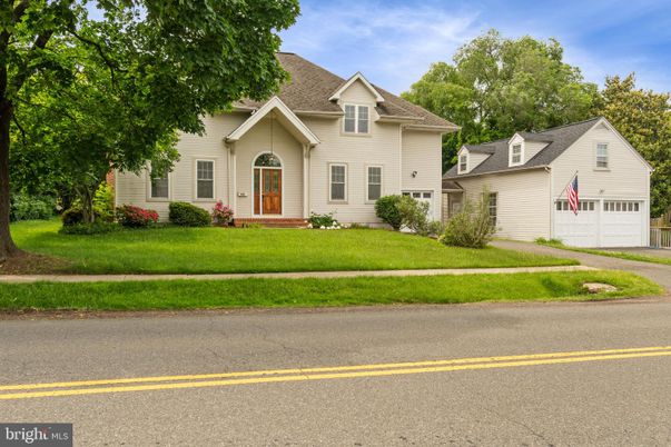 Attached, Exterior, Facade, Farmhouse