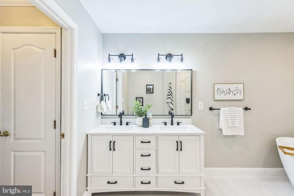 Bathroom, Dual Sink Vanities, Interior