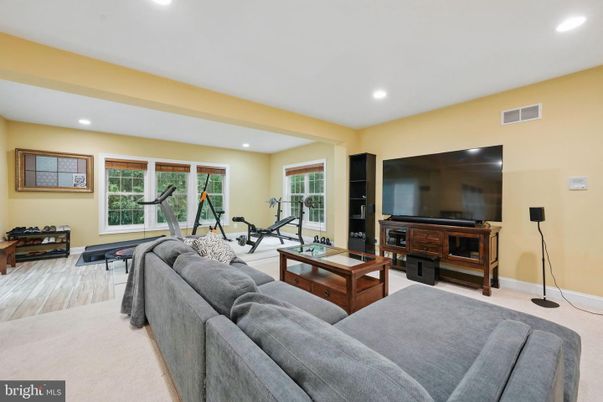 Fitness Equipment, Interior, Living room, Recessed Lighting, Wood Texture Flooring