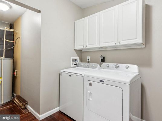Interior, Washer, Wood Texture Flooring