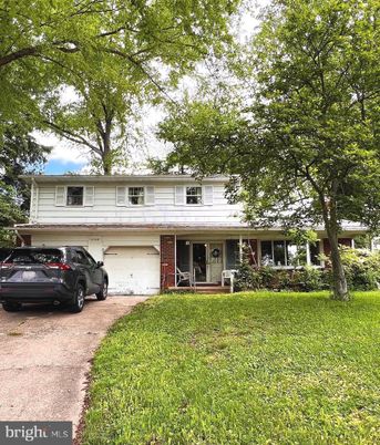 Attached, Exterior, Facade, Brick Facade, Raised Ranch