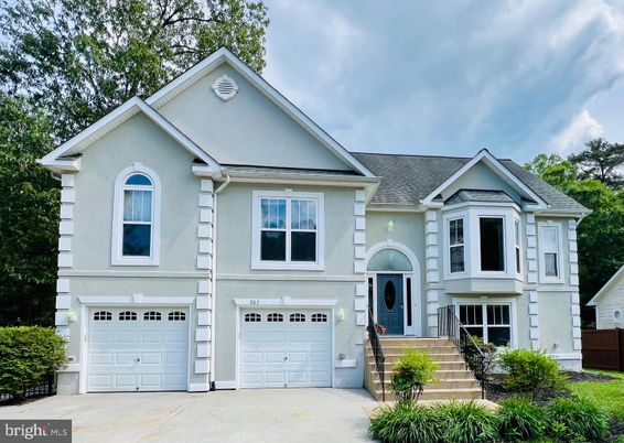 Attached, Exterior, Facade, Farmhouse