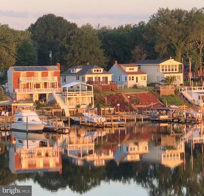 Exterior, Lake