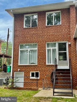 Exterior, Facade, Brick Facade, Rowhouse