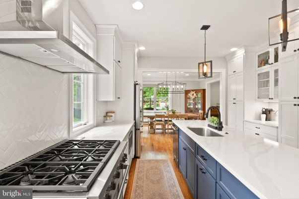 Chandelier, Dining room, Interior, Kitchen, Pendant Lights, Recessed Lighting, Wood Texture Flooring