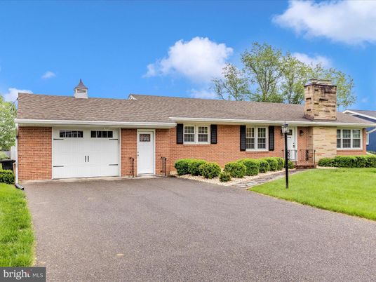 Attached, Exterior, Facade, Brick Facade, Ranch