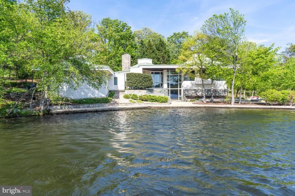 Exterior, Lake