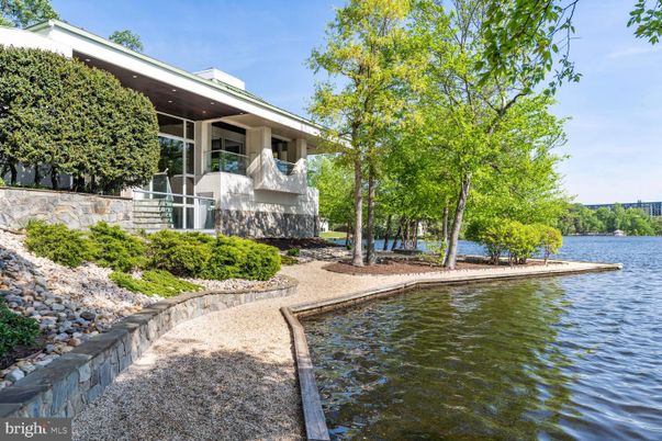 Exterior, Lake
