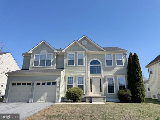 Attached, Exterior, Facade, Farmhouse