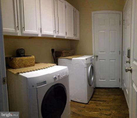 Interior, Washer, Wood Texture Flooring