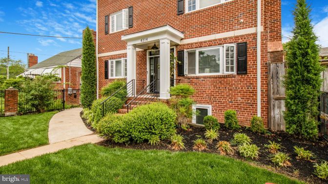 Exterior, Facade, Brick Facade, Rowhouse
