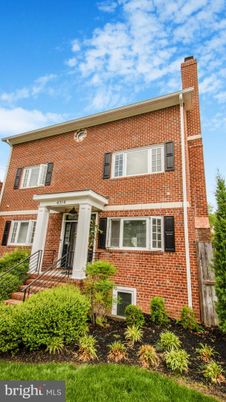 Exterior, Facade, Brick Facade, Rowhouse