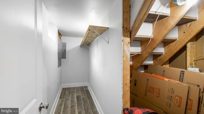 Interior, Walk-in Closets, Wood Texture Flooring