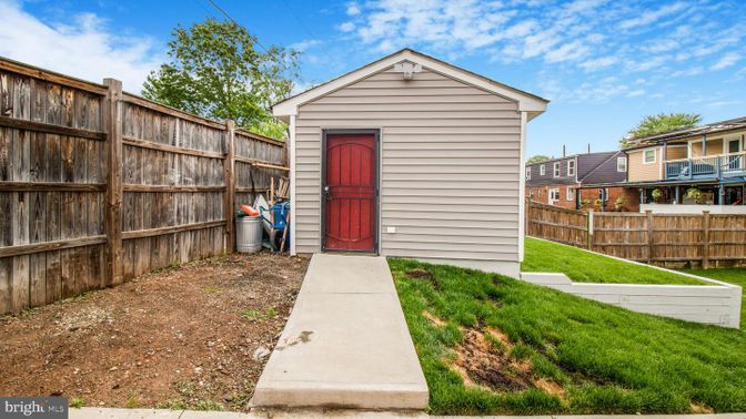 Backyard, Exterior