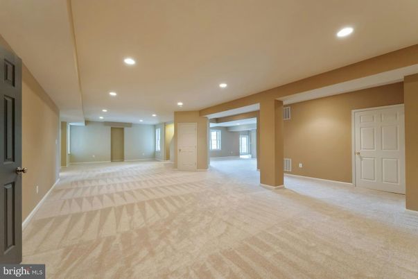 Empty room, Interior, Recessed Lighting