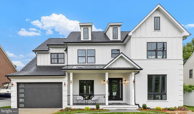 Attached, Exterior, Facade, Farmhouse