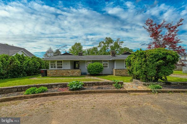 Exterior, Facade, Ranch