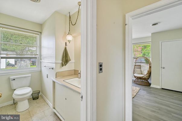 Bathroom, Interior, Pendant Lights, Wood Texture Flooring