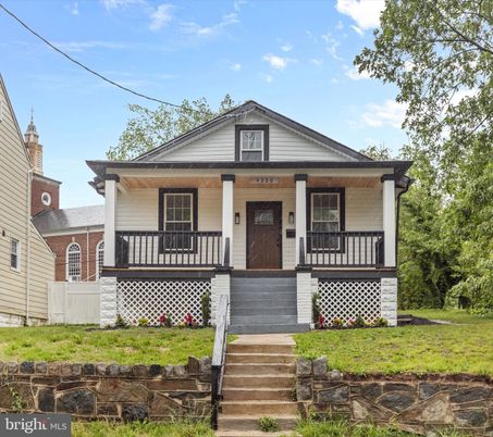 Exterior, Facade, Queen Anne Victorian