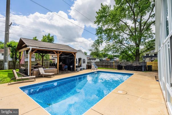 Exterior, Pool