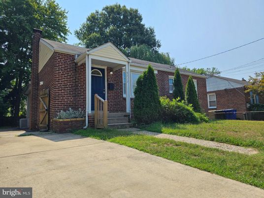 Exterior, Facade, Brick Facade, Cape Cod