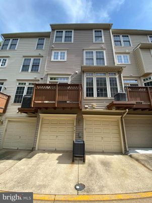 Attached, Exterior, Facade, Rowhouse