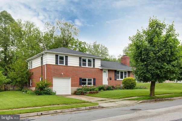 Attached, Exterior, Facade, Brick Facade, Split Level