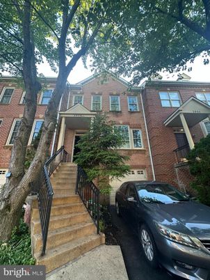 Exterior, Facade, Brick Facade, Rowhouse