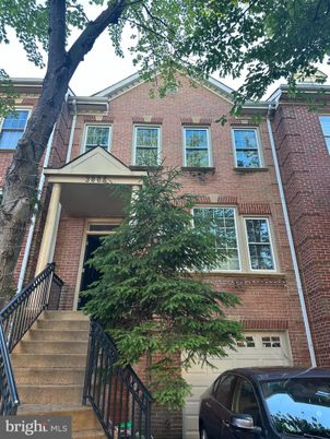 Exterior, Facade, Brick Facade, Rowhouse