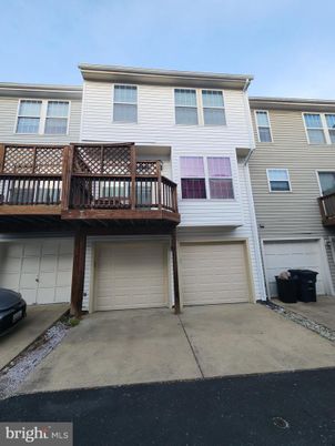 Attached, Exterior, Facade, Rowhouse