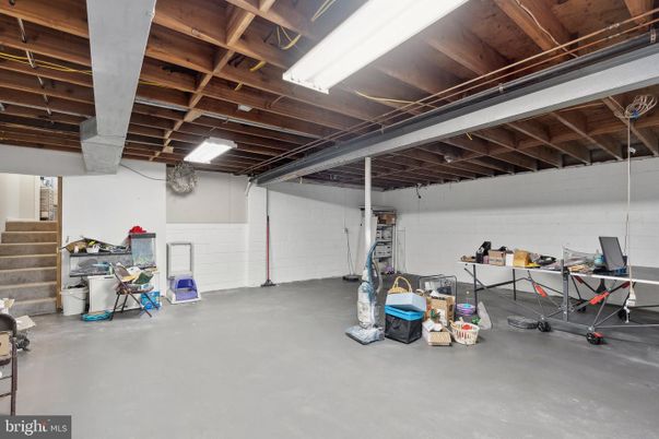 Garage, Interior, Wooden Beams